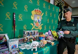 El cabo de la Guardia Civil muestra los juguetes intervenidos.