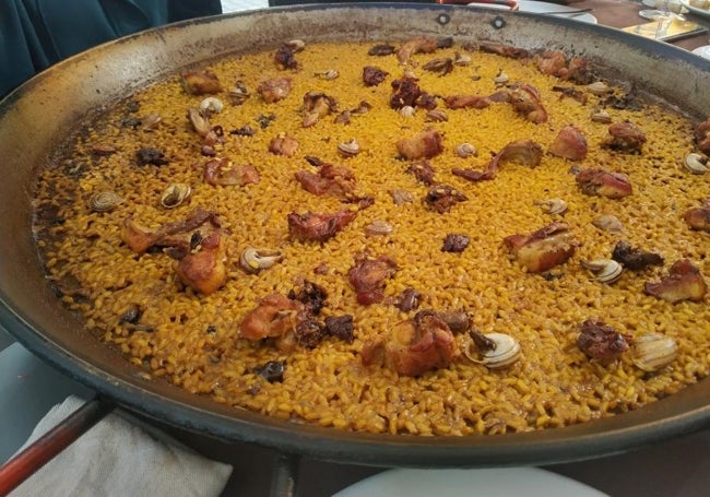 Paella de conejo y caracoles.