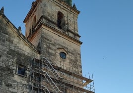 Andamios que se están instalando en el exterior de la iglesia de  Enguera.