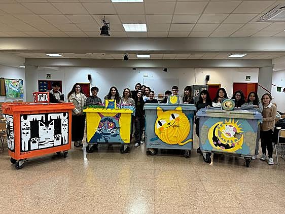 Alumnos con los contenedores.