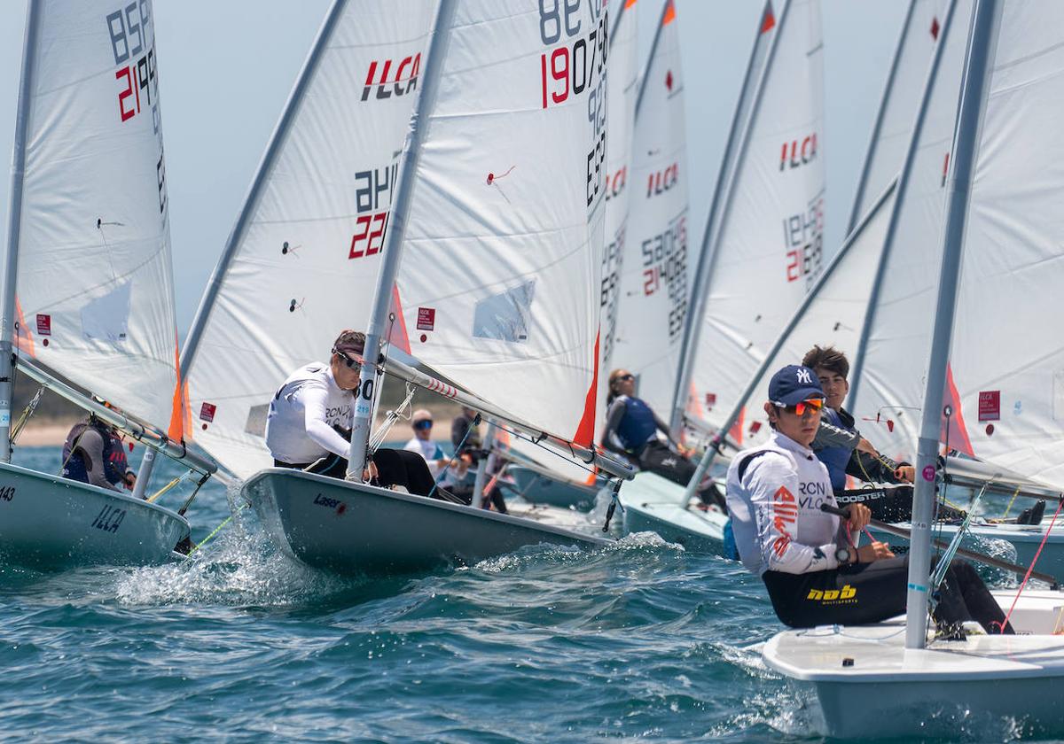 Una regata de vela.