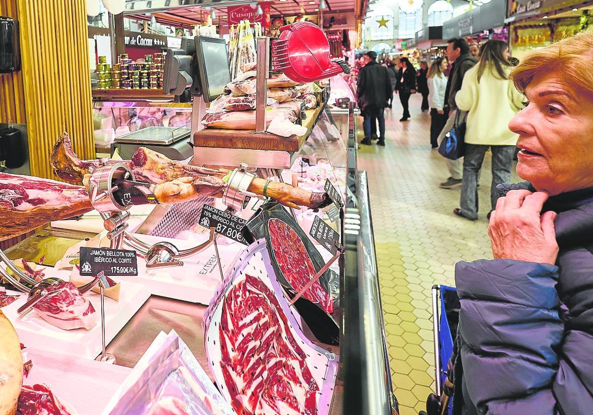 Una mujer observa los productos de carnicería en el Mercado Central.