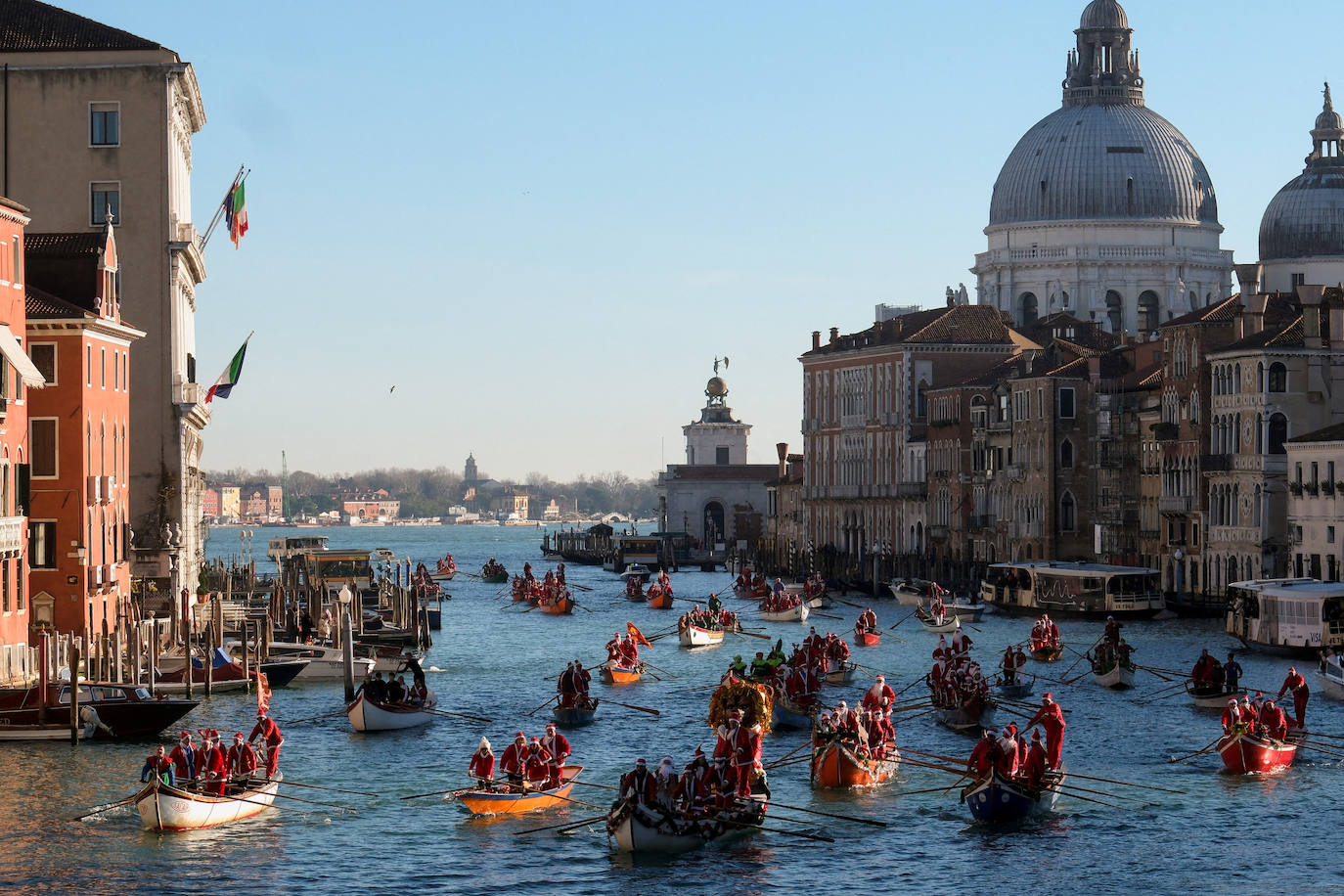 Papá Noel cambia el trineo por la góndola en Venecia