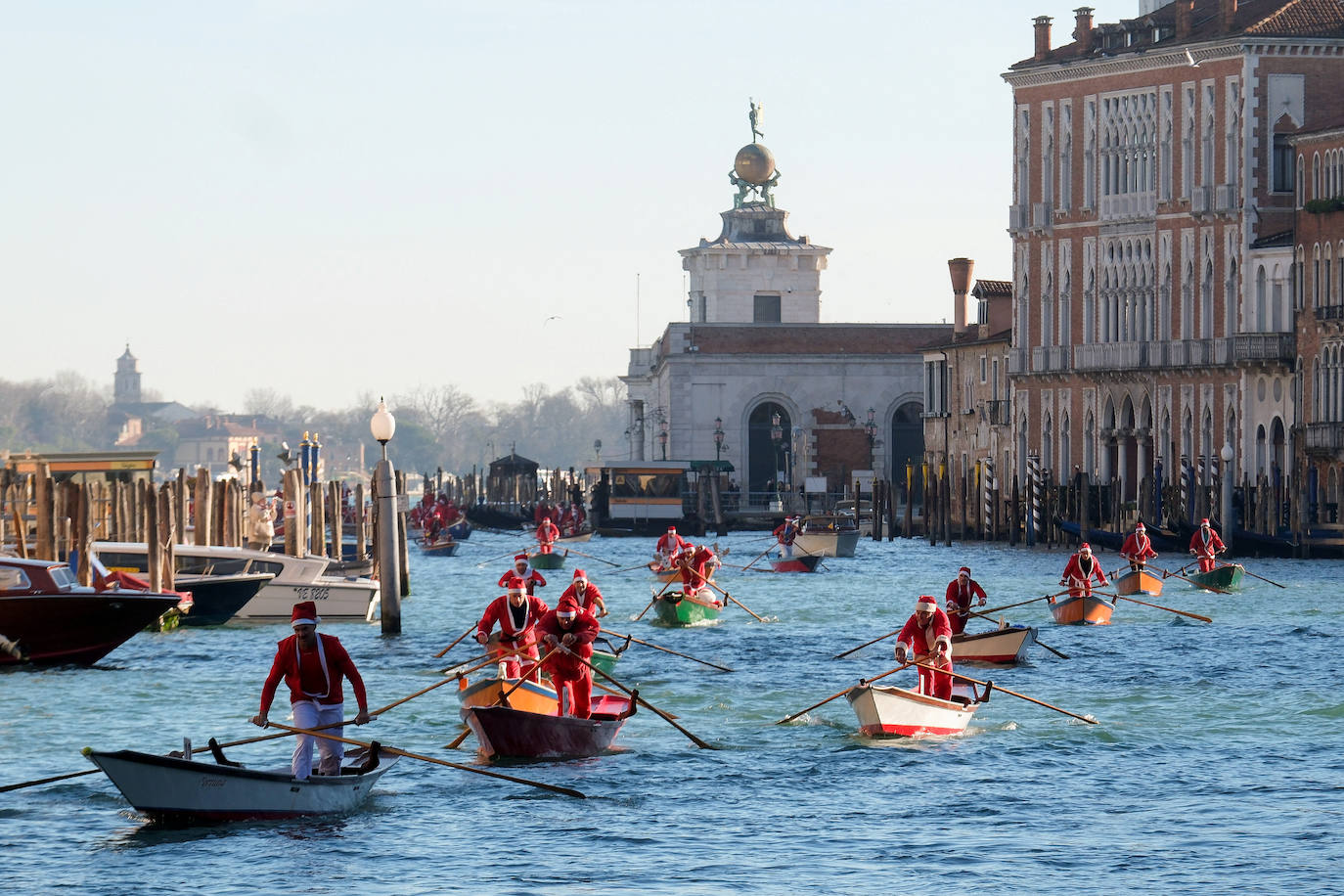 Papá Noel cambia el trineo por la góndola en Venecia