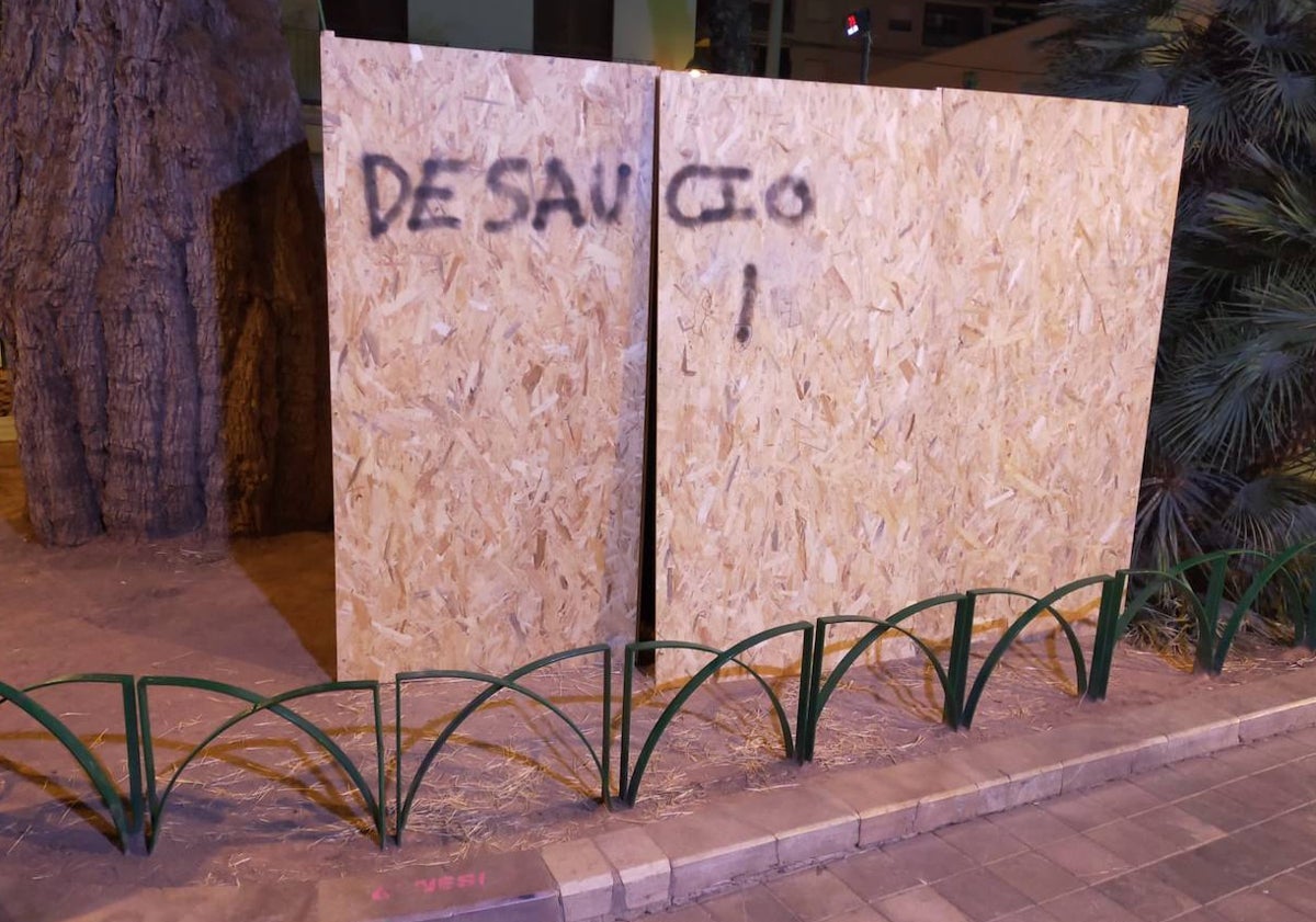 Imagen principal - Tableros de madera con un grafiti tras el acto vandálico de Benimaclet y caricatura que dejó el ladrón en el primer robo de este año.