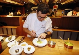 Ricard Camarena, en su restaurante situado en el centro cultural Bombas Gens.