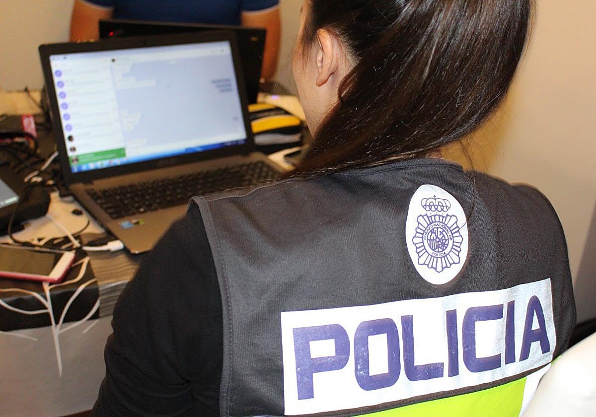 Policía revisa datos en un ordenador, en una imagen de archivo.