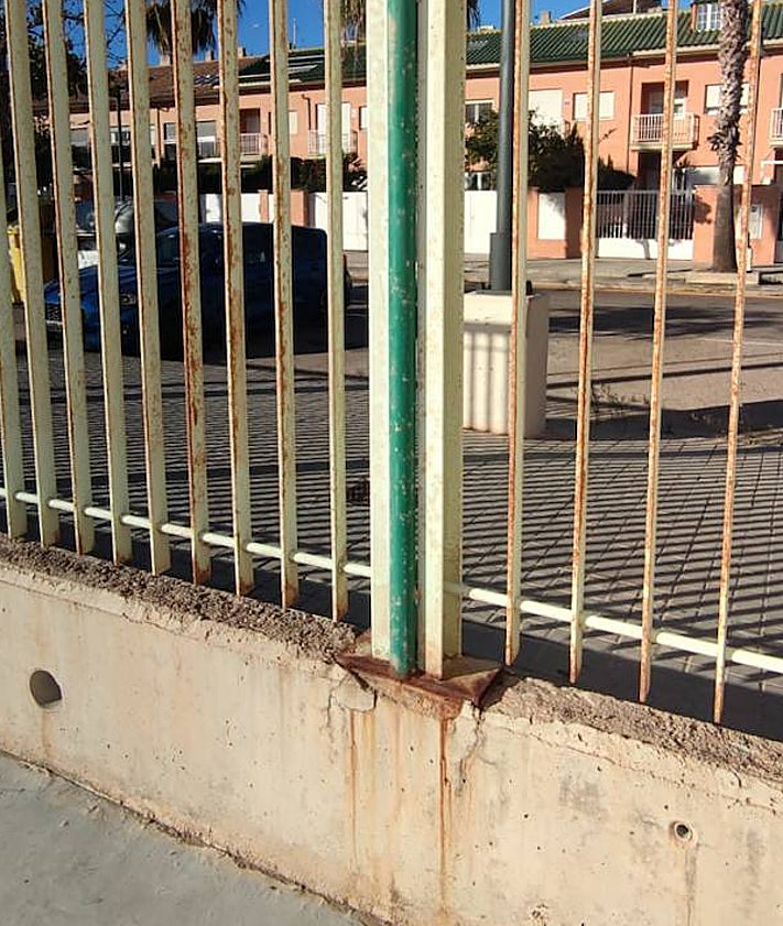 Imagen secundaria 2 - Sección caída, estado de los anclajes rotos y de los que se mantienen en pie, en varias imágenes facilitadas por la AMPA.