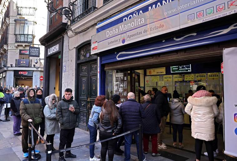 Colas en Doña Manolita para comprar Lotería de Navidad.