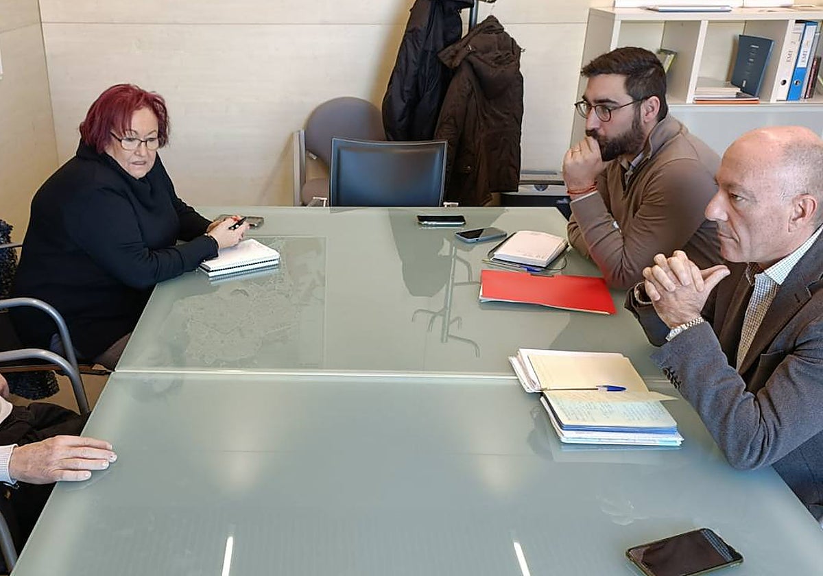 Reunión del concejal de Movilidad, Jesús Carbonell, con representantes de la Federación de Vecinos de Valencia.