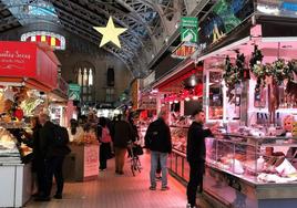 Gente comprando en el Mercado Central de Valencia en una imagen de archivo.