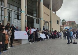 Participantes en la concentración a las puertas del instituto.