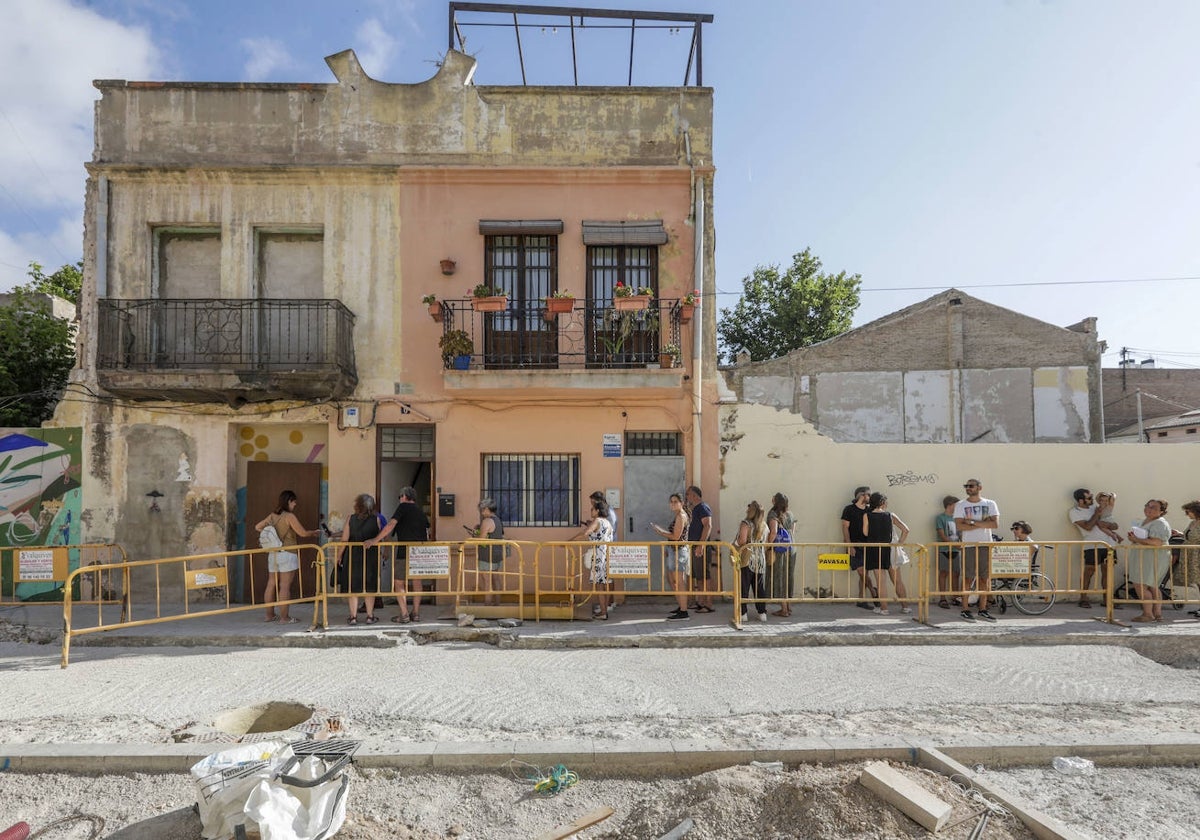 Visitas a las casas del Cabanyal que salieron a subasta este verano.