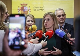 Pilar Bernabé atiende a los medios con Inmaculada Rodríguez-Piñero y Josep Vicent Boira.