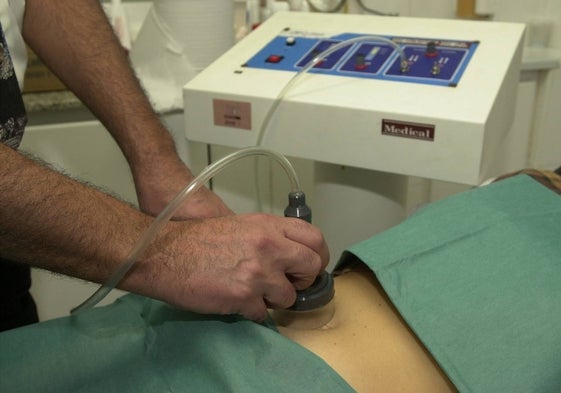 Un tratamiento de cirugía estética en una clínica.