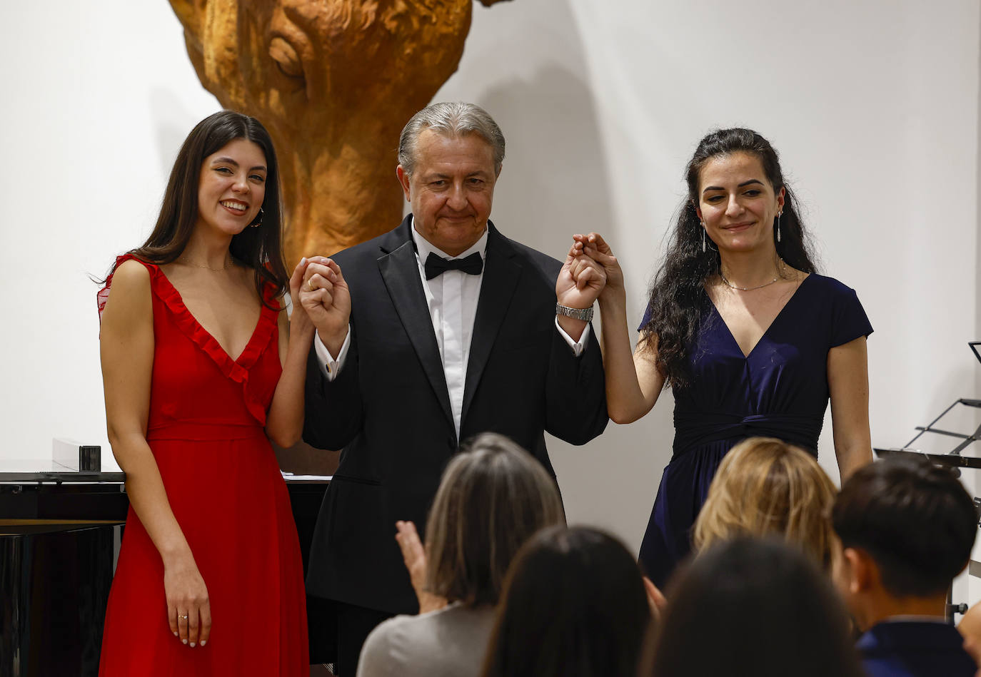 Ted Lanarás con la mezzosoprano Aleksandra Kosenkova, junto a la pianista que les acompañó en este concierto tan especial.