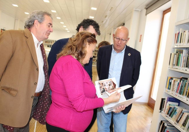 Maite Carrió y Juan Moro con el alcalde y el concejal de Cultura.