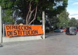 Pancarta de protesta en la puerta de un parque de Bomberos. .