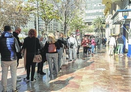 La cola a las puertas de la Administración de Loterías Bello.