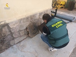 Arquetas recuperadas por la Guardia Civil.