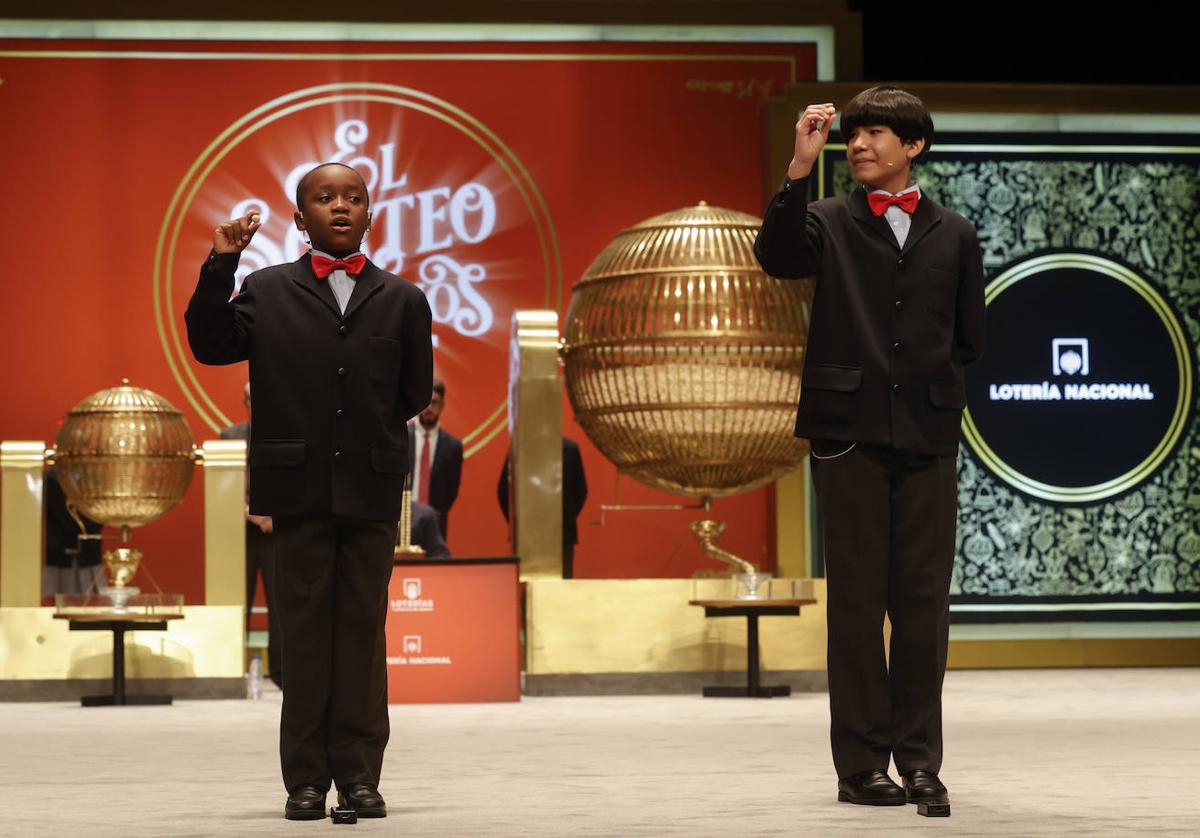 Dos estudiantes de San Ildefonso cantan el premio Gordo de la Lotería de Navidad de 2022.