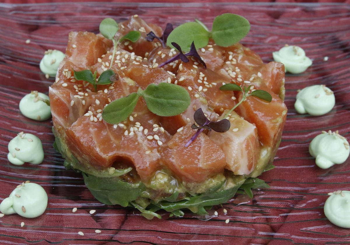 Un tartar de salmón con aguacate.