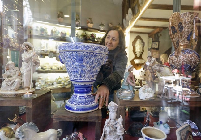 Amparo, de la tienda de artesanía 'Colla Monlleó'.