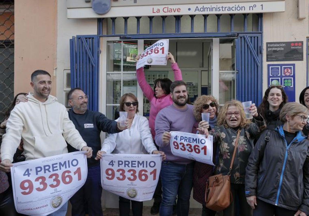 Afortunados del cuarto premio celebran en la administración de Alginet.