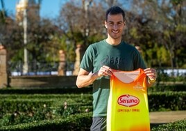 Mario Mola posando con la camiseta de Cárnicas Serrano