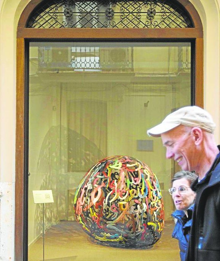 Imagen secundaria 2 - Así es 'Domicilio particular', la iniciativa artística instalada en este edificio.