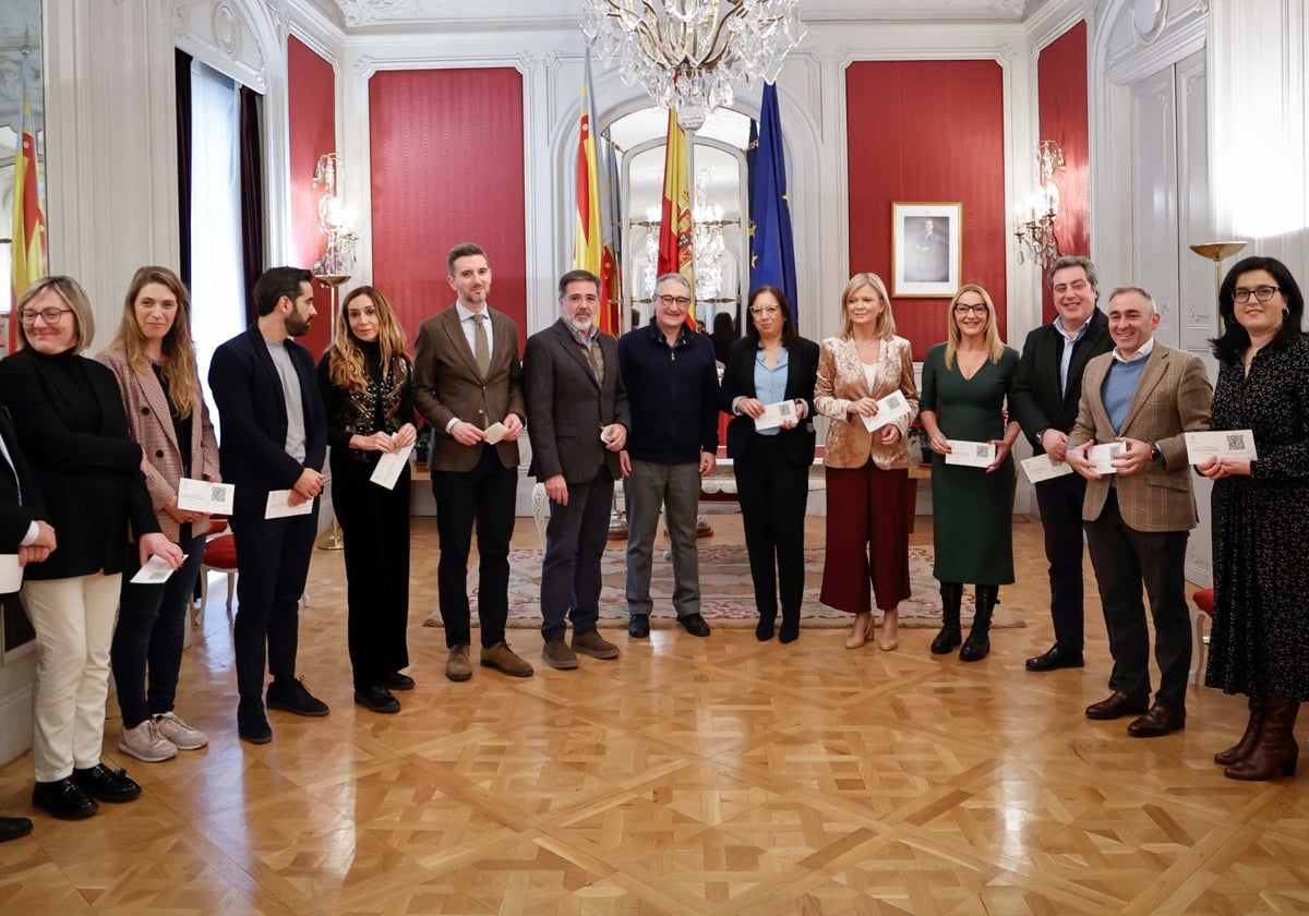 El Síndic Vicent Cucarella, junto a los miembros de la Mesa de Les Corts y los portavoces de los grupos.