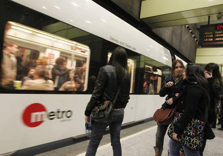 arios pasajeros en la estación del metro de Colón.