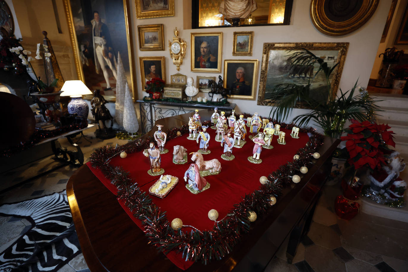 Uno de los belenes que decoran la vivienda, este en el salón de los generales.