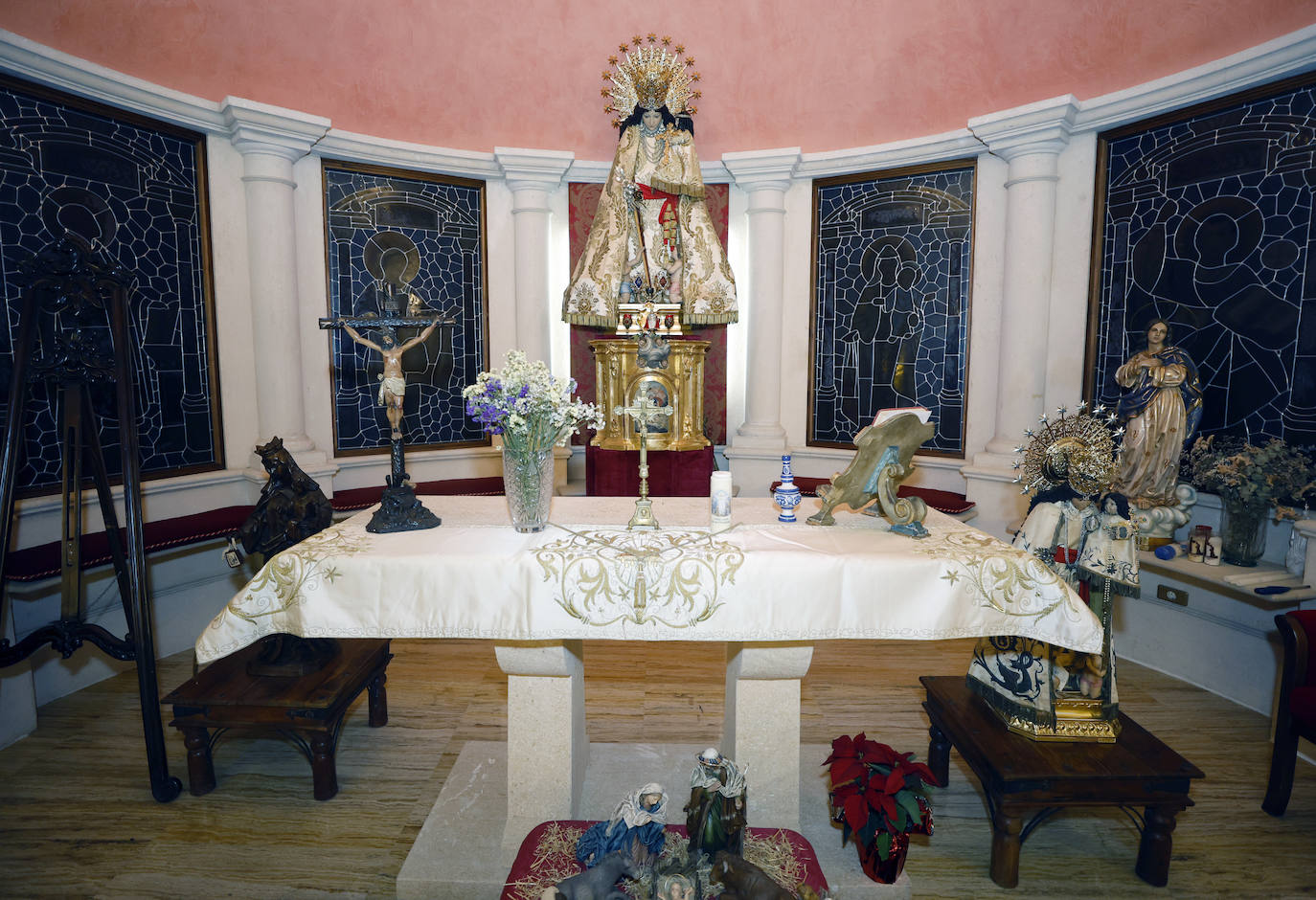 Capilla sacralizada de Mas de Fos, donde se pueden celebrar sacramentos. Cuenta con una Virgen de los Desamparados que pertenecía a la madre de Boluda, Lola Fos.