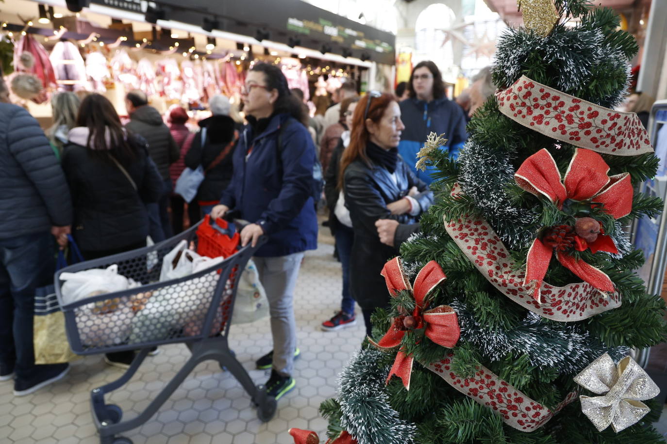 Llenazo en el Mercado Central de Valencia por las últimas compras navideñas