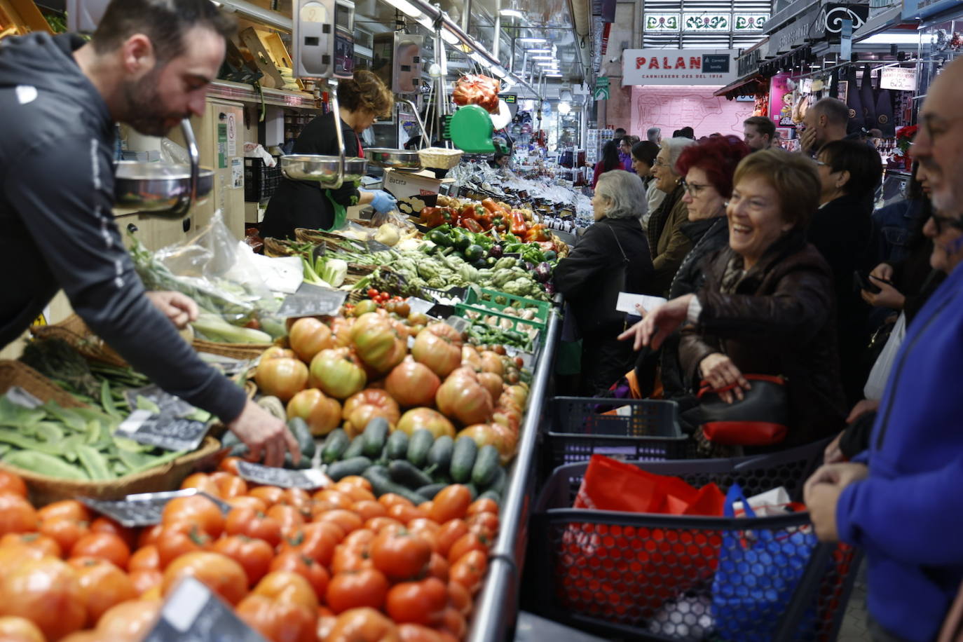 Llenazo en el Mercado Central de Valencia por las últimas compras navideñas