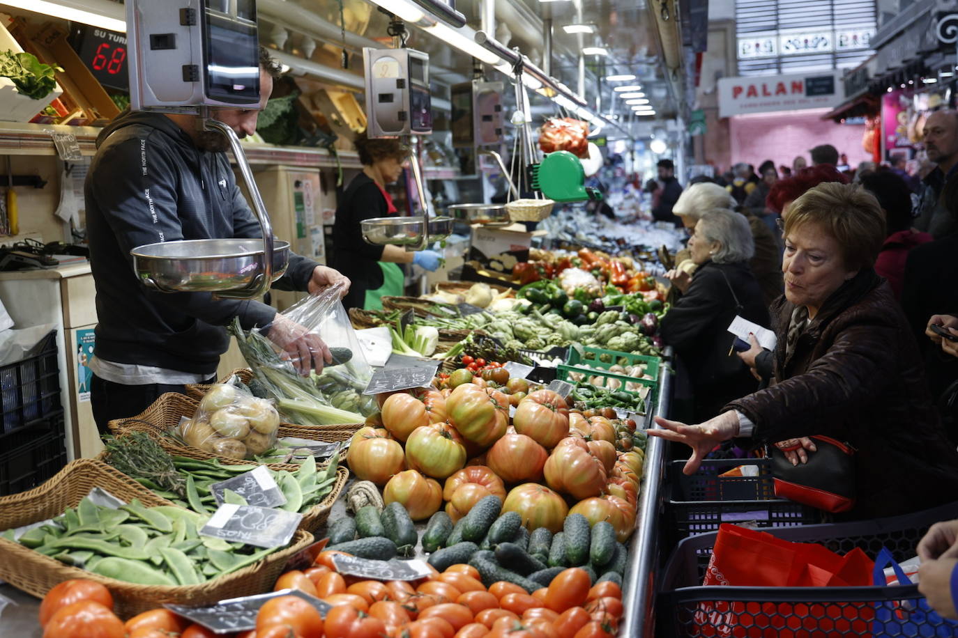 Llenazo en el Mercado Central de Valencia por las últimas compras navideñas