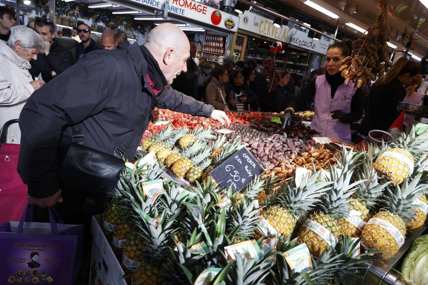 Llenazo en el Mercado Central de Valencia por las últimas compras navideñas