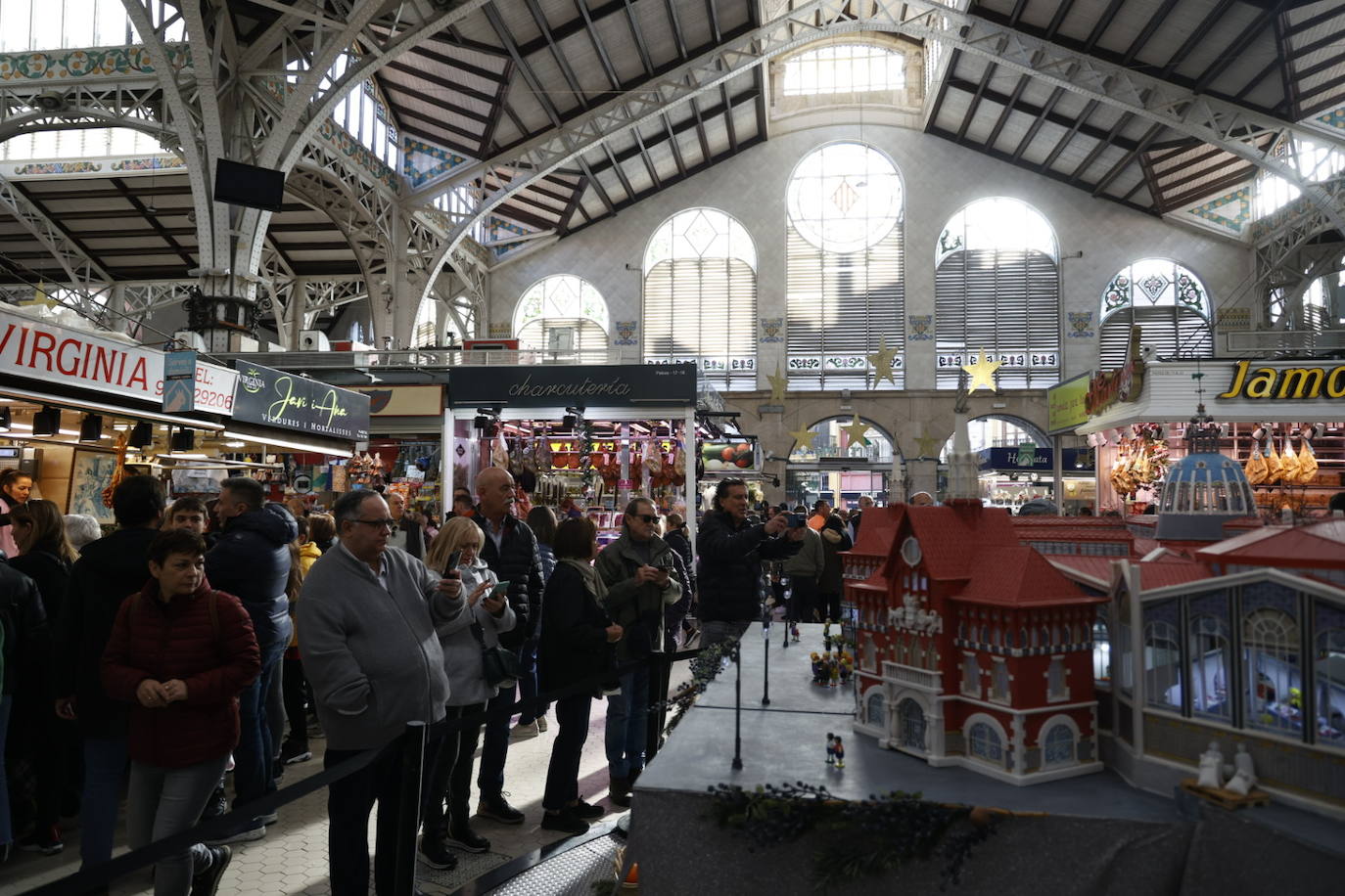 Llenazo en el Mercado Central de Valencia por las últimas compras navideñas