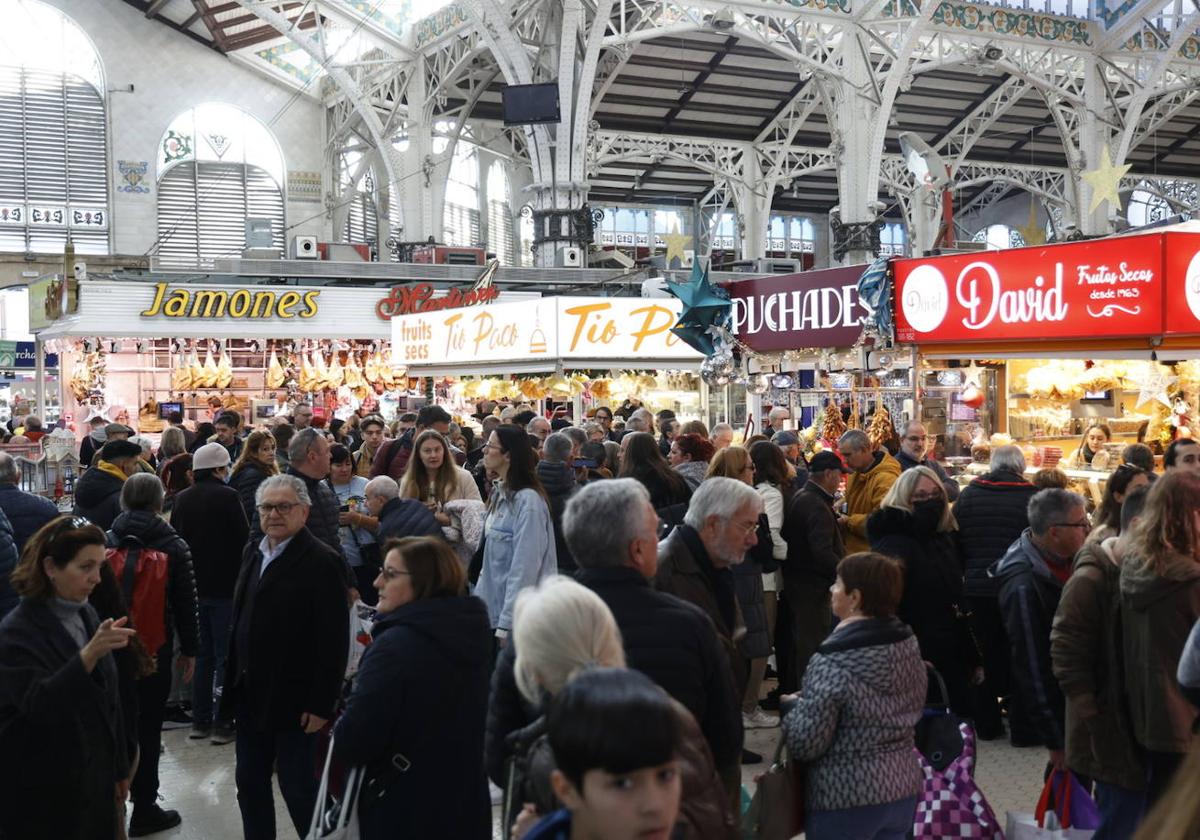 Llenazo en el Mercado Central de Valencia por las últimas compras navideñas