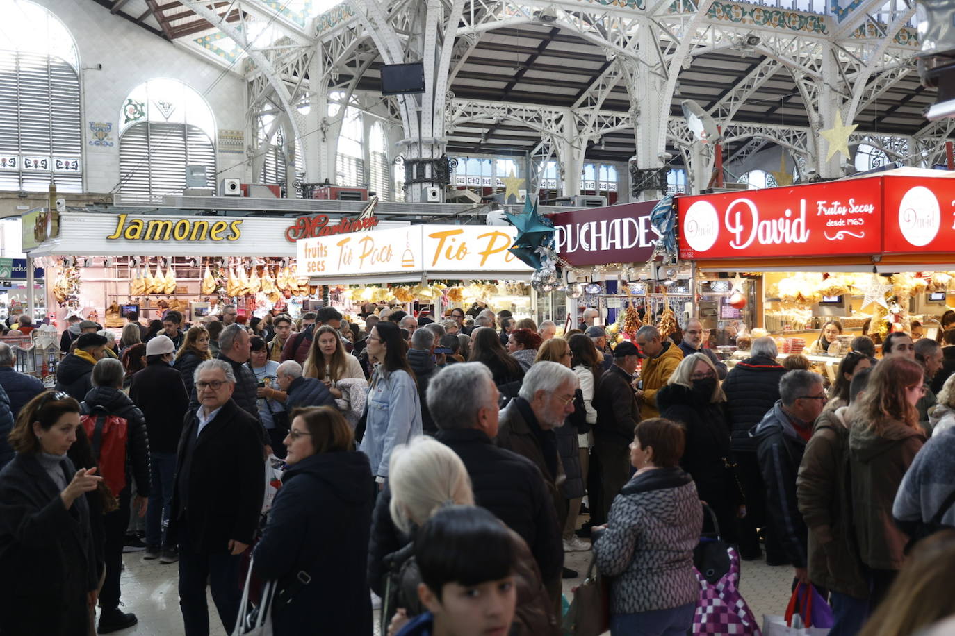 Llenazo en el Mercado Central de Valencia por las últimas compras navideñas