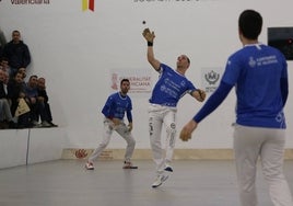 Nacho golpea ayer de volea ante la mirada de Pere Roc II.