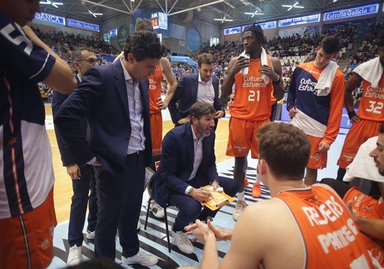 Álex Mumbrú da instrucciones durante un partido.