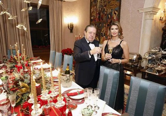 Vicente Boluda y Esther Pastor, junto a la mesa de comedor preparada para la cena de Nochebuena.