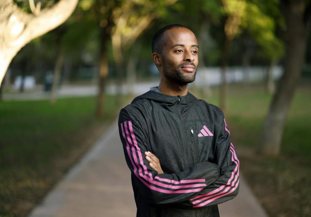 Tariku Novales posa en el Viejo Cauce del Turia días después de su éxito en el Maratón de Valencia.