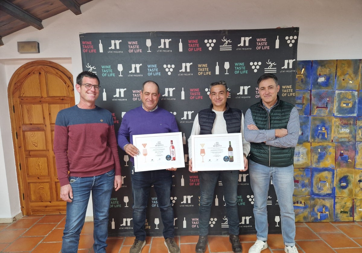 Entrega de diplomas a los representantes de Coviñas y Bodegas Utielanas.