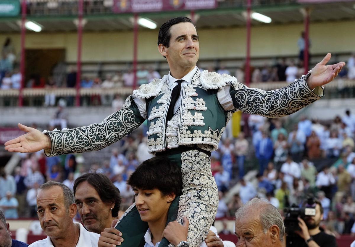 El diestro Juan Ortega sale a hombros en la cuarta corrida de la Feria de la Virgen de San Lorenzo de Valladolid, en septiembre de 2023.