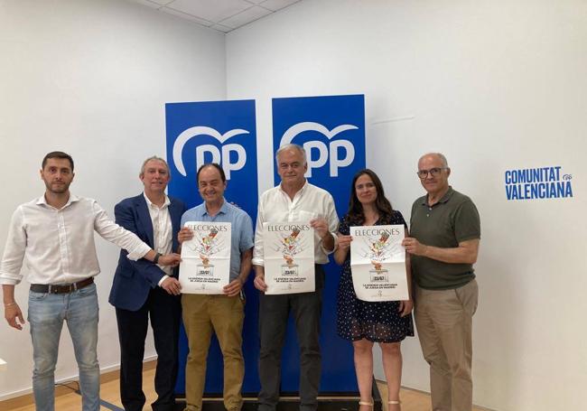 José-Ramón Chirivella (tercero por la izquierda) junto a los diputados del PP Esteban González Pons, Belén Hoyo y Fernando de Rosa y Javier Palao, decano de la Facultad de Derecho de la UV, en un acto en apoyo de la recuperación del derecho civil valenciano.