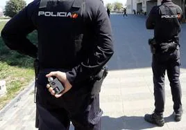 Dos agentes de la Policía Nacional.