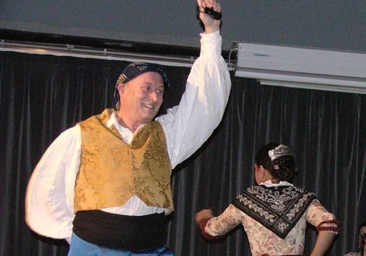 Faustí, participando en el grupo de danzas.